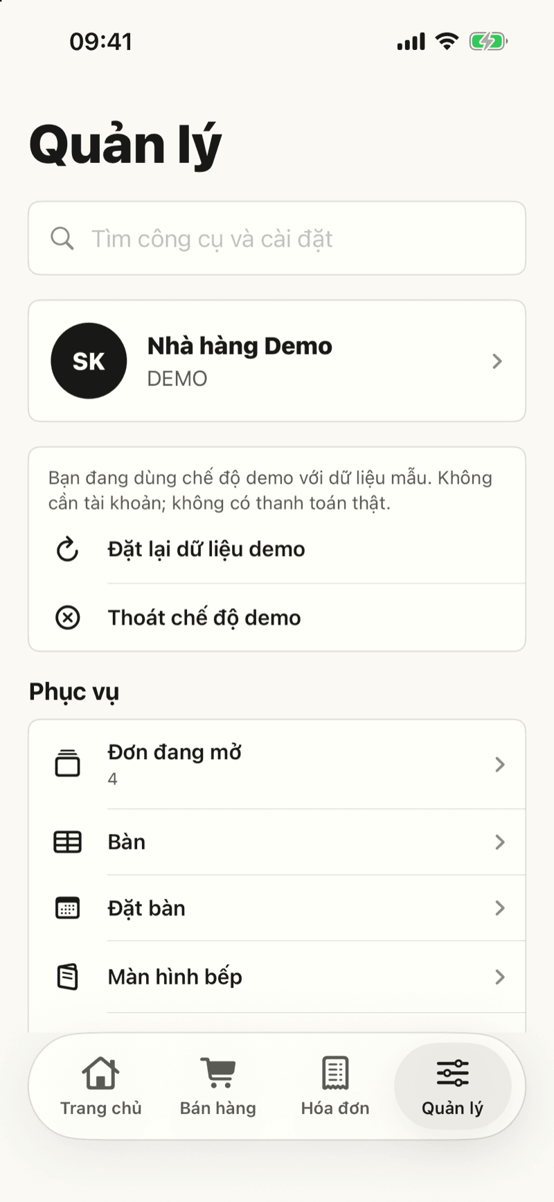 Tab Quản lý của Sen Kasa cho nhà hàng: mục Phục vụ có 4 đơn đang mở, bàn, đặt bàn và màn hình bếp